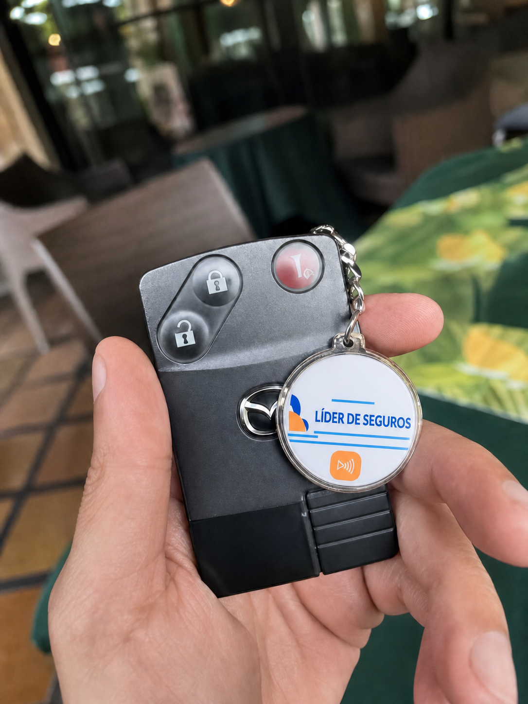 Llavero NFC de Líder de Seguros junto a las llaves de un vehículo