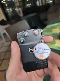 Llavero NFC de Líder de Seguros junto a unas llaves de vehículo