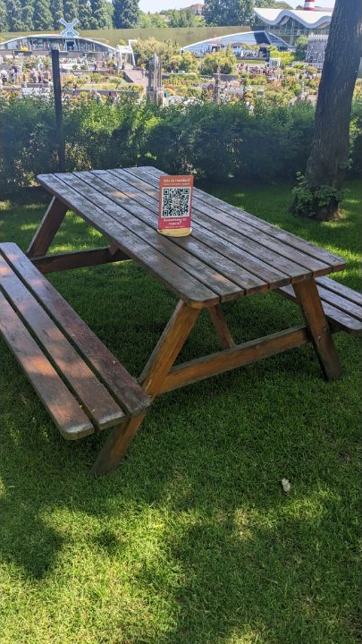 Punto físico con acceso QR en una mesa comercial